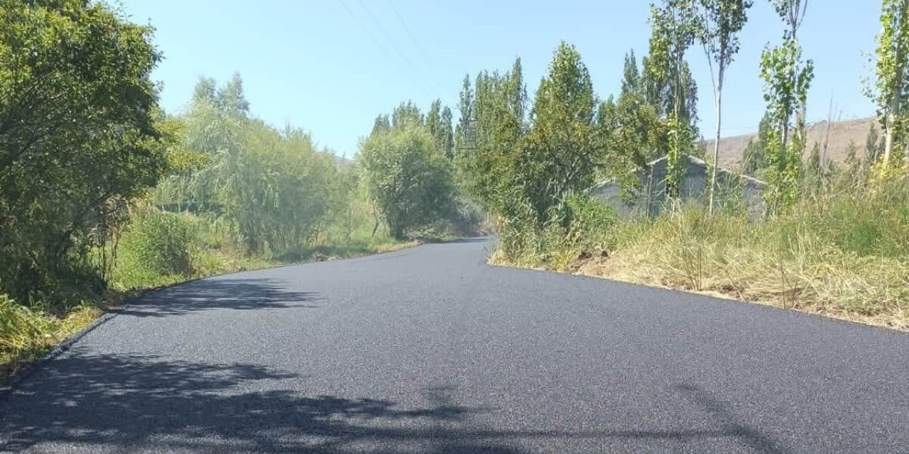 Kağızman’da köy yollarında asfalt seferberliği: 7 kilometrelik yol yenileniyor