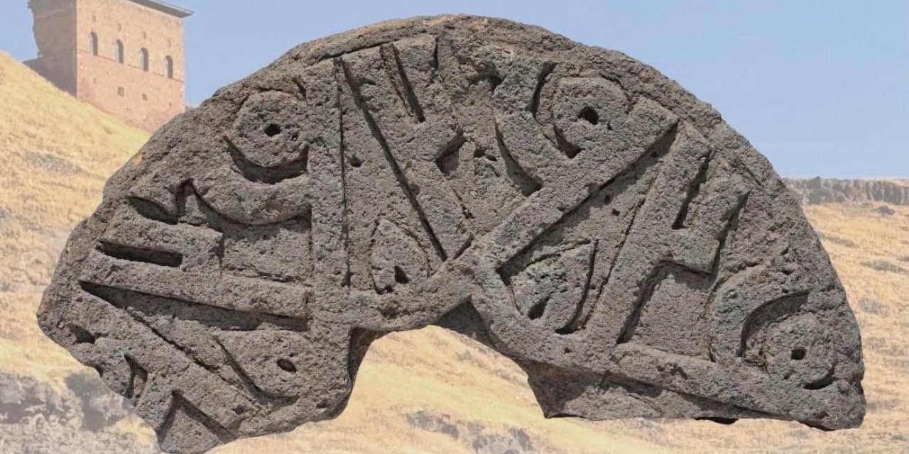 Ani Ören Yeri’nde "Hz. Muhammed" isminin 6 kez yer aldığı Selçuklu taşı Ahlat’ta sergilenecek