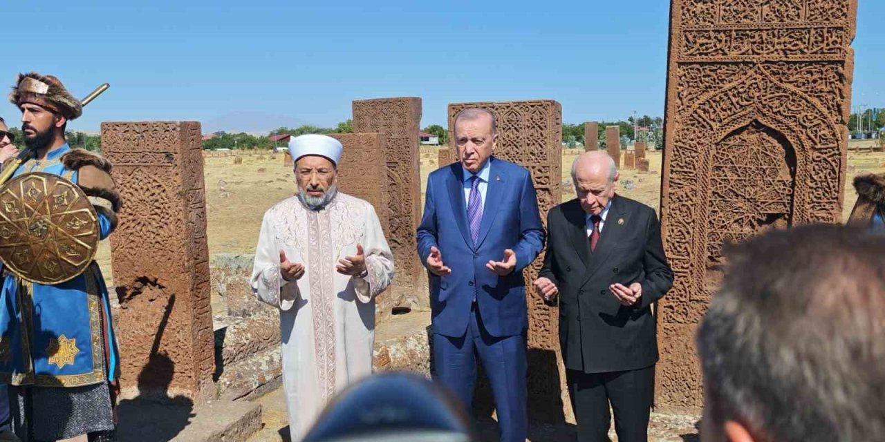 Cumhurbaşkanı Erdoğan Ahlat Selçuklu Kabristanını ziyaret etti