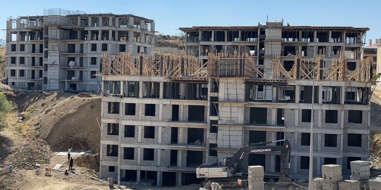 Yüksekova’da vatandaşlar için devlet 48 konutluk binalar yapımına devam ediyor