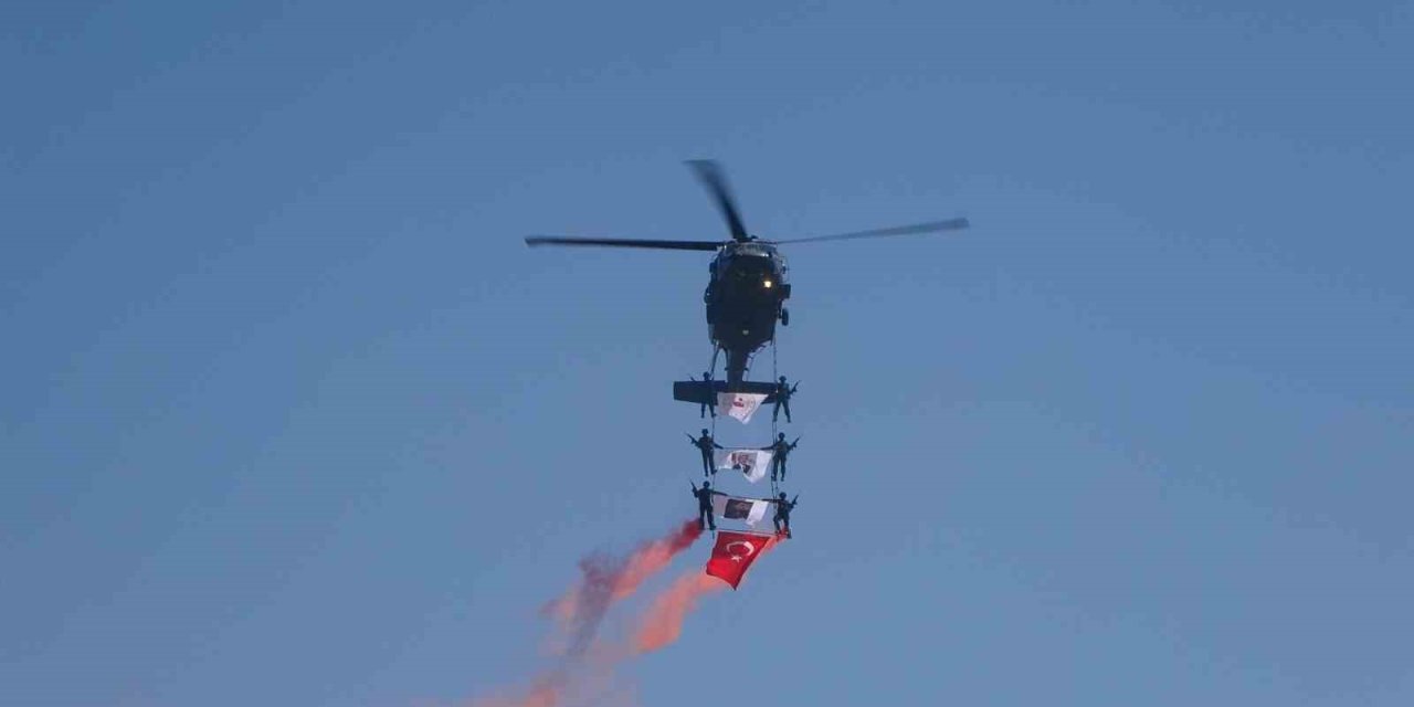 Malazgirt’te jandarma helikopterlerinin gösterisi nefes kesti
