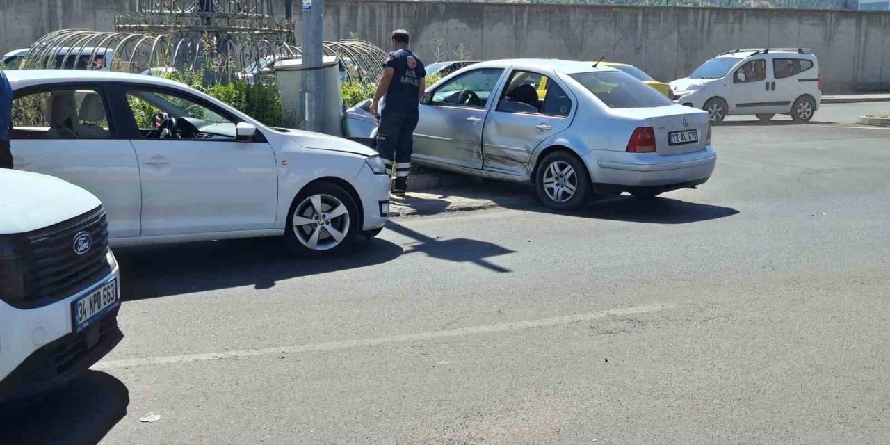 Bingöl’de iki otomobil çarpıştı: 1 yaralı