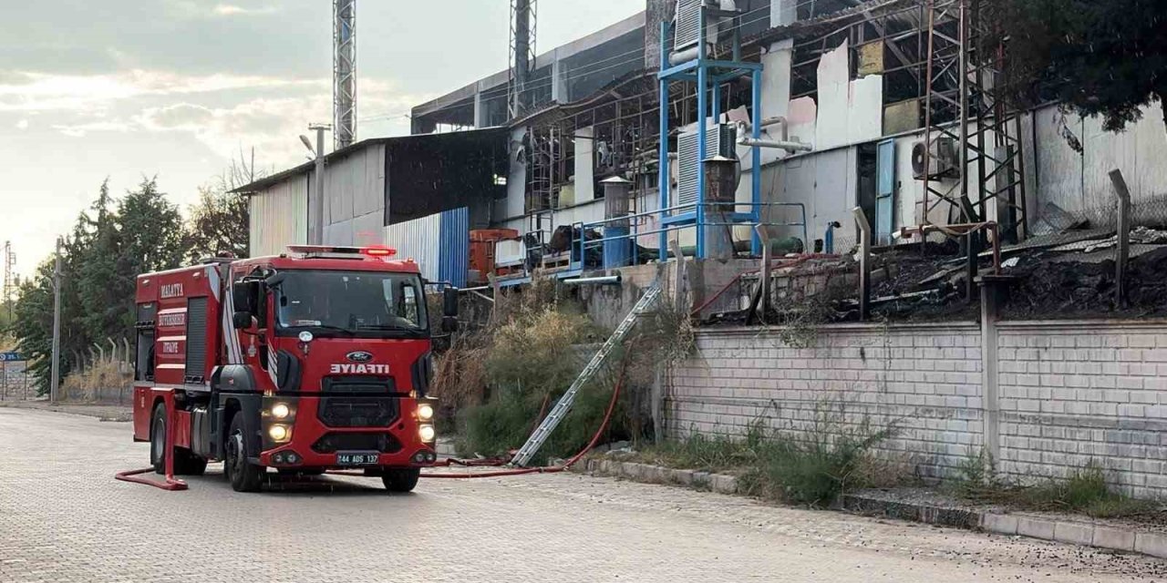 Elazığ’da yalıtım fabrikasında çıkan yangın 3,5 saatlik çalışmayla söndürüldü