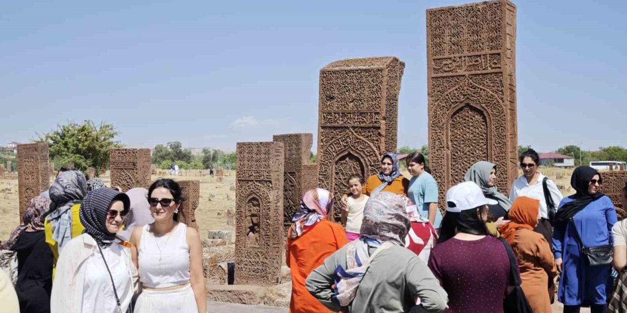 Ahlat Selçuklu Meydan Mezarlığı ziyaretçi akınına uğradı