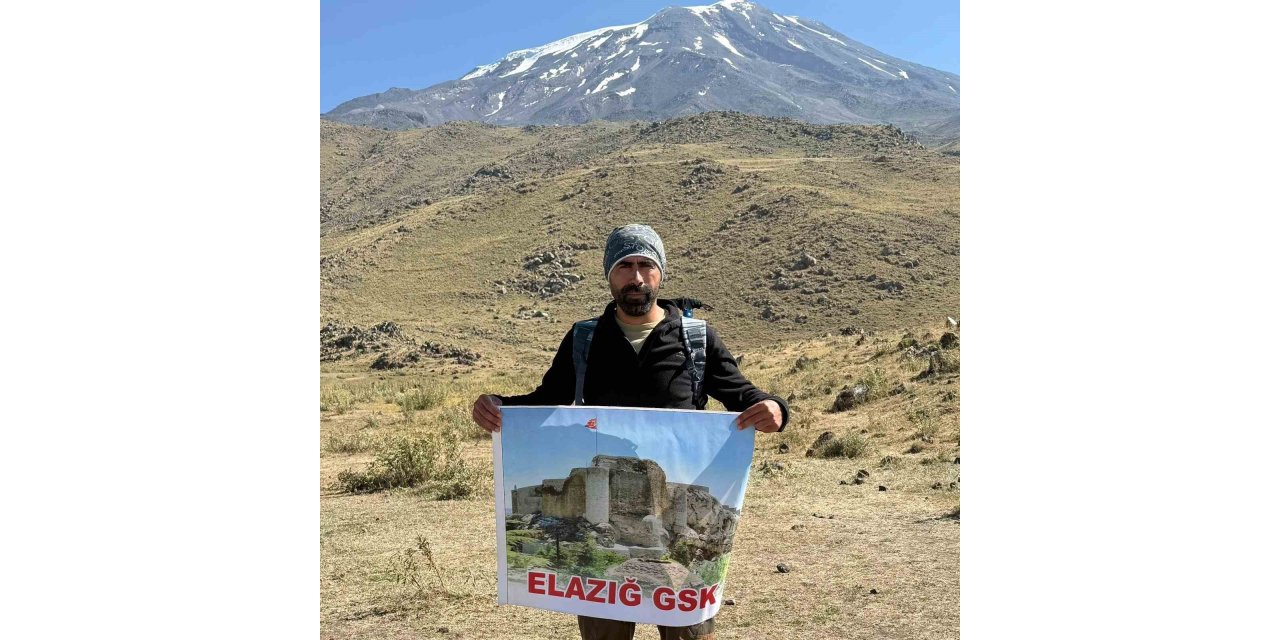 Elazığlı sporcudan Ağrı Dağı’nda 30 Ağustos Zafer Bayramı tırmanışı