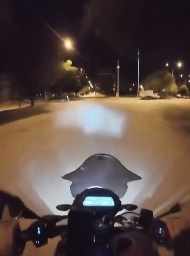 Erzincan’da iki motosikletin çarpışma anı kask kamerasına yansıdı
