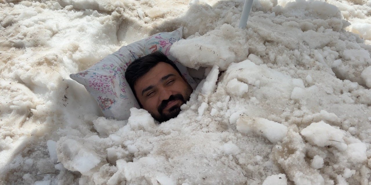 Sıcaktan kaçıp karın içine girdi! Erzincan’da ilginç serinleme