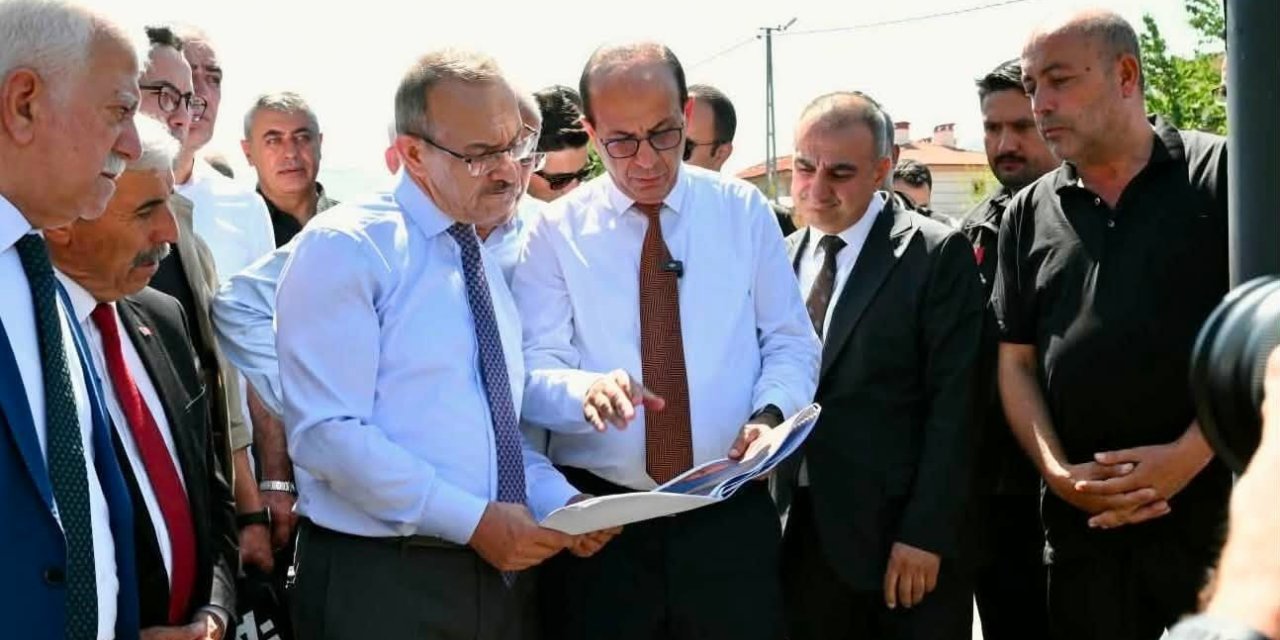 Vali Yavuz ile Büyükşehir Belediye Başkanı Er, Yeşilyurt’un tarihi bölgelerindeki yatırımları inceledi