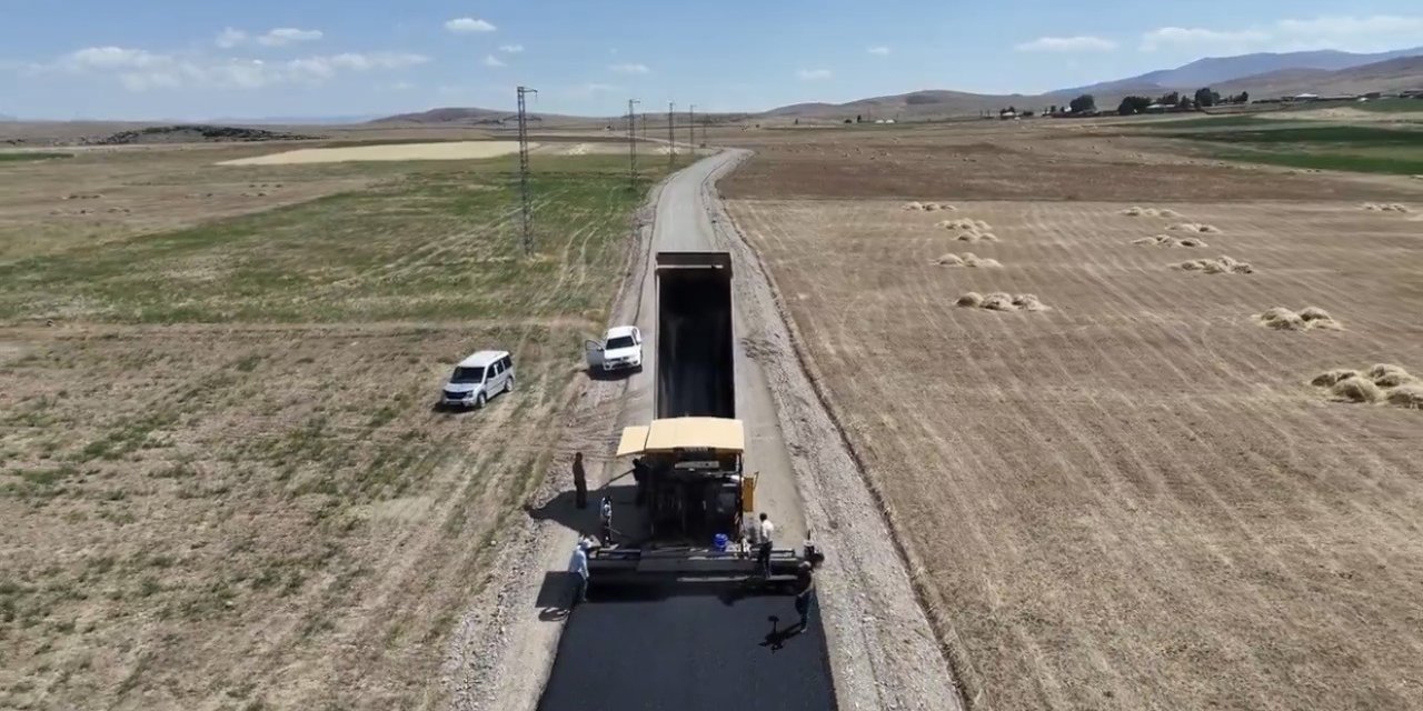 Ağrı’da, köylerde yol ve altyapı çalışmaları sürüyor