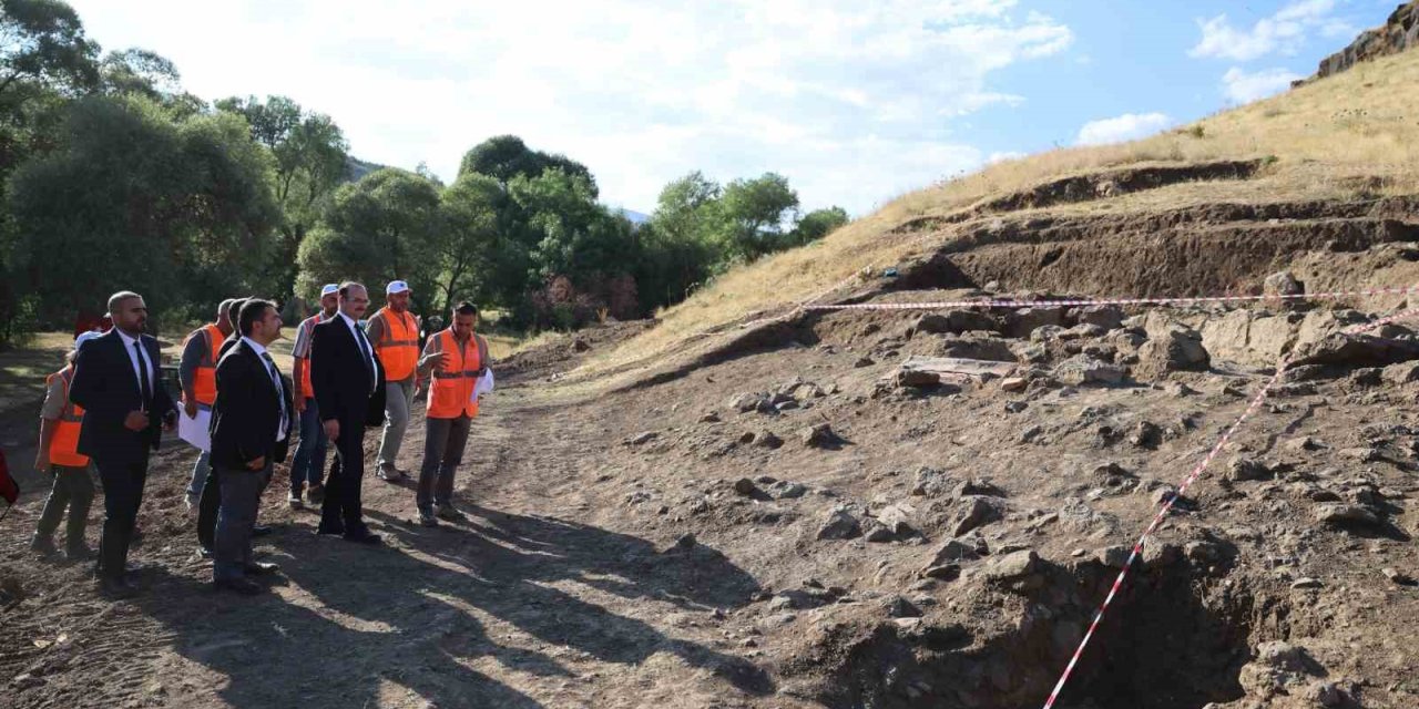 Rektör Hacımüftüoğlu, Parmaksız Kale höyük kazı alanında incelemelerde bulundu