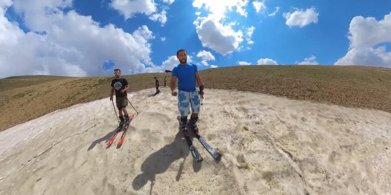 Erzincan’da ağustos sıcağında 3 bin 250 rakımda kayak keyfi