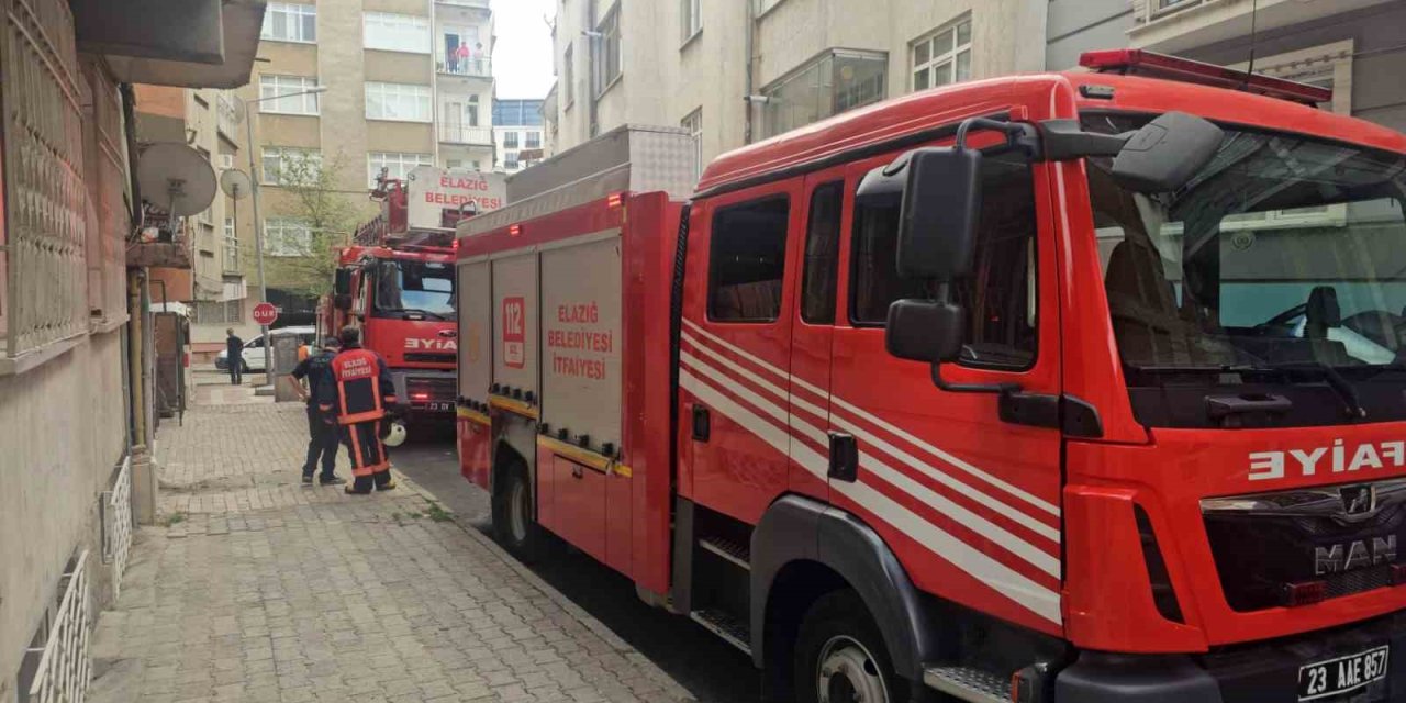 Elazığ’da çatı yangını ihbarı ekipleri alarma geçirdi