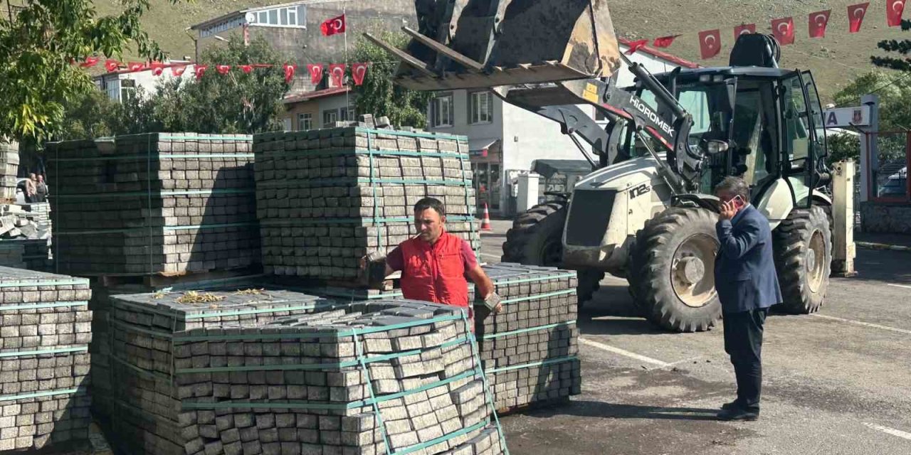 Çıldır Belediyesi’nden kaldırım yenileme çalışması