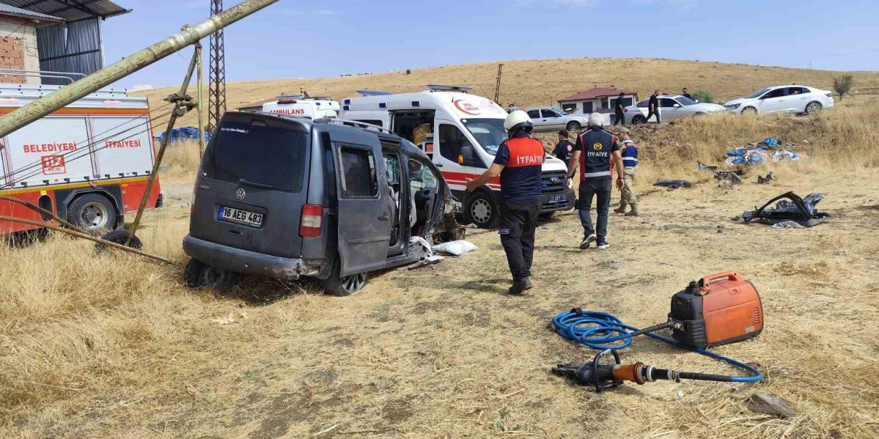 Elazığ’da hafif ticari araç tarlaya uçtu:5 yaralı