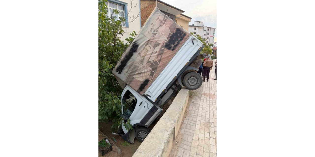 Kamyonet bahçeye uçtu: 1 yaralı