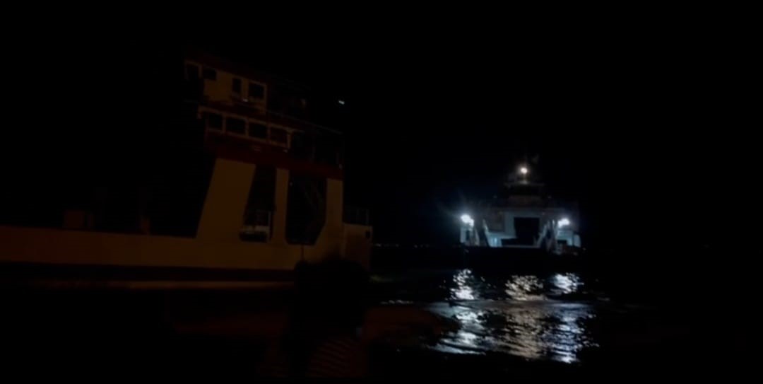 Fırtına feribotu sürükledi: Yolcular başka feribota tahliye edildi