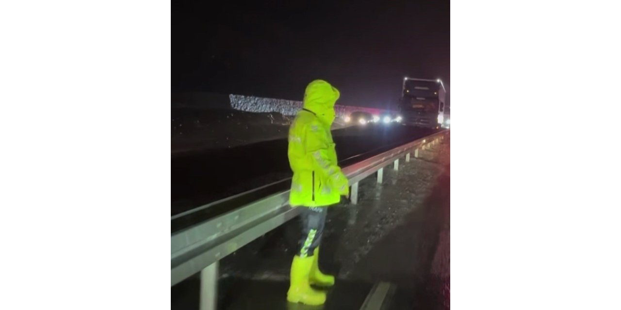 Erzincan-Sivas kara yolu heyelan sonrası yeniden ulaşıma açıldı