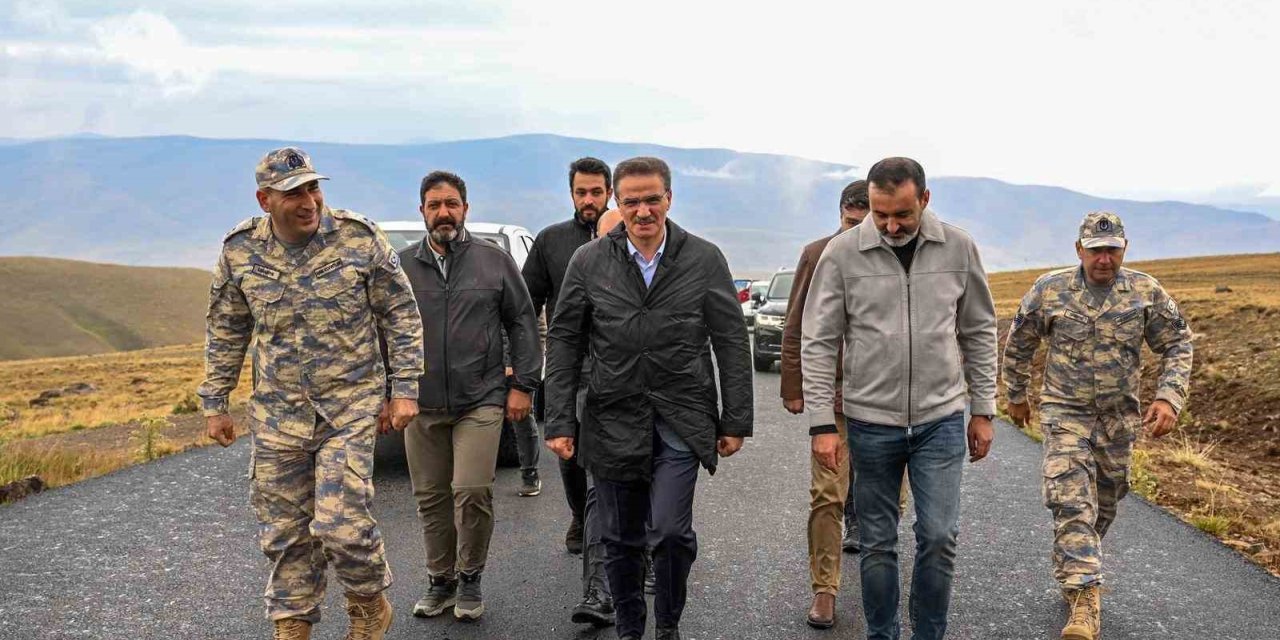 Kargapazarı Dağı’nda Hava Radar Mevzi Komutanlığı yolu sıcak asfaltla yenileniyor