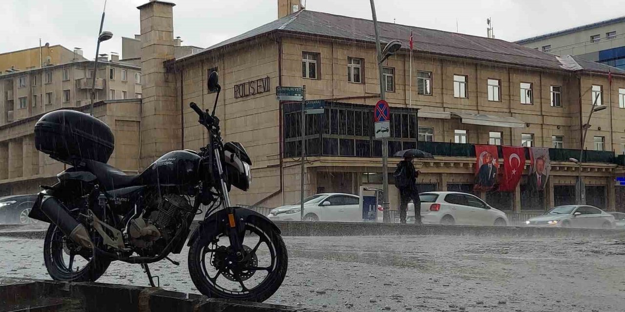 Erzurum yağmur ve dolu etkili oldu