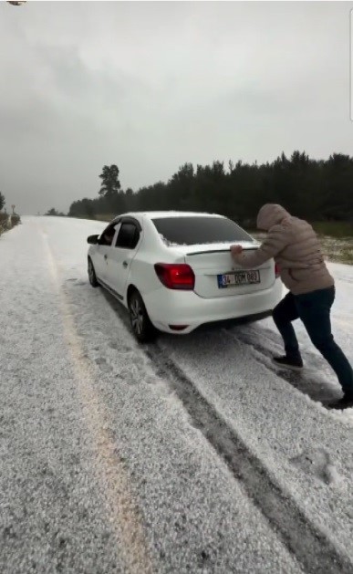 Kars’ta Ağustos ayında kış sürprizi! Sarıkamış beyaza büründü, araçlar yollarda mahsur kaldı