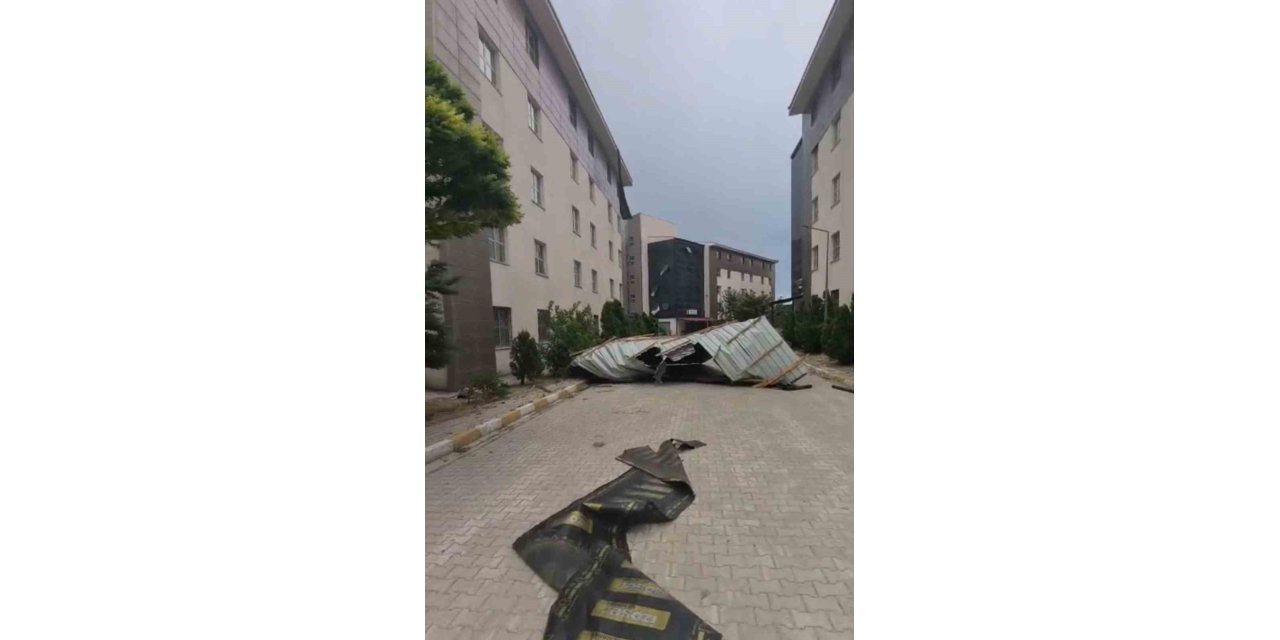 Van’da fırtına çatıları uçurdu