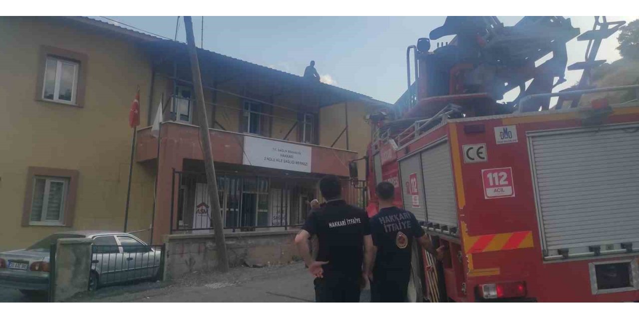 Hakkari’de çatıda mahsur kalan işçi kurtarıldı