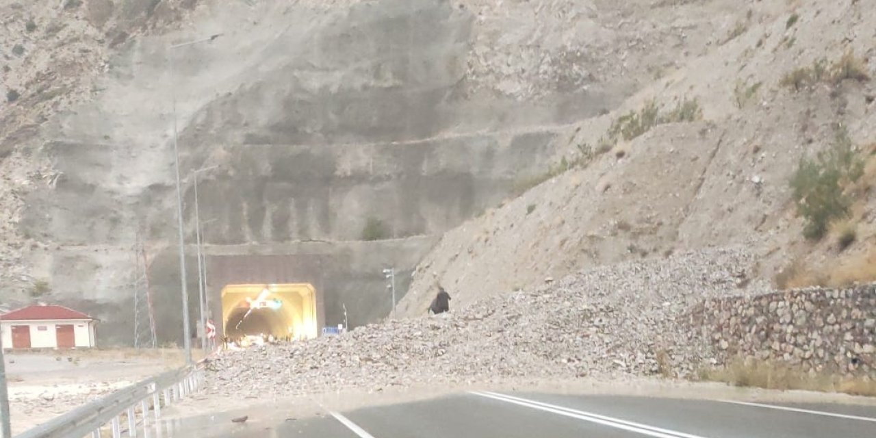 Oltu-Artvin yolu sağanak nedeniyle trafiğe kapandı