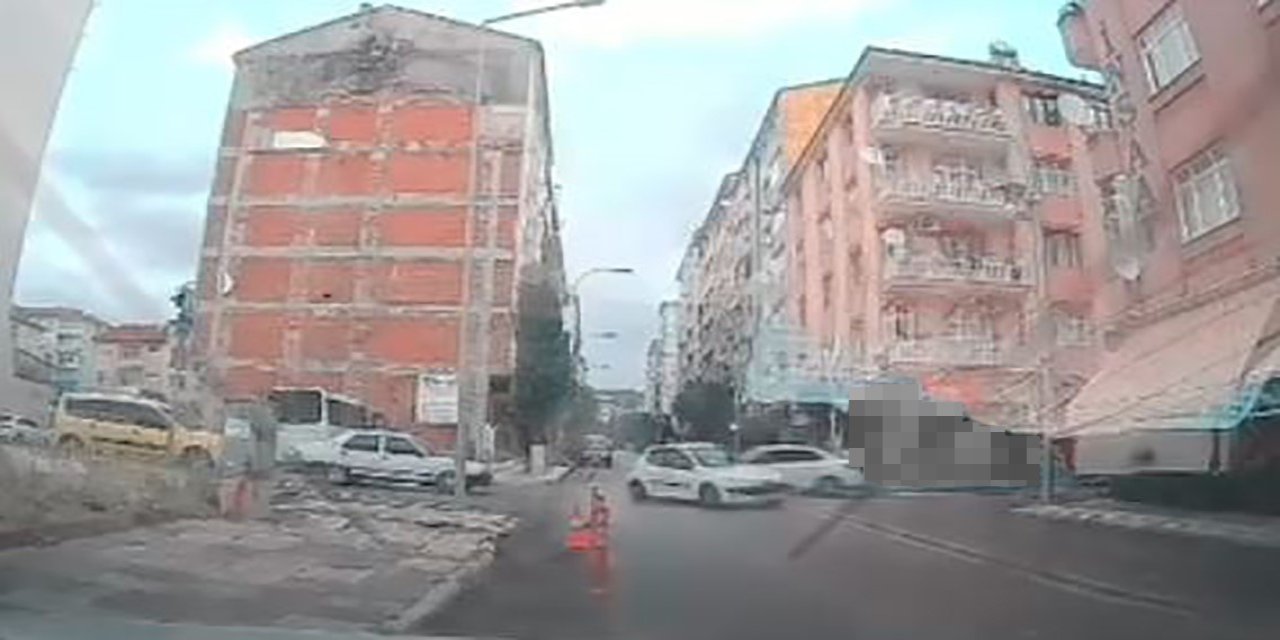 Elazığ’da iki otomobil çarpıştı: Kaza anı kamerada