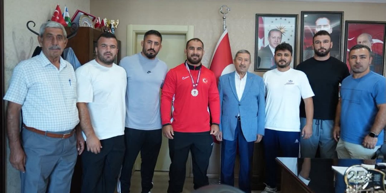 Darende Belediye Başkanı Bozkurt’tan şampiyon Feyzullah Aktürk’e tebrik