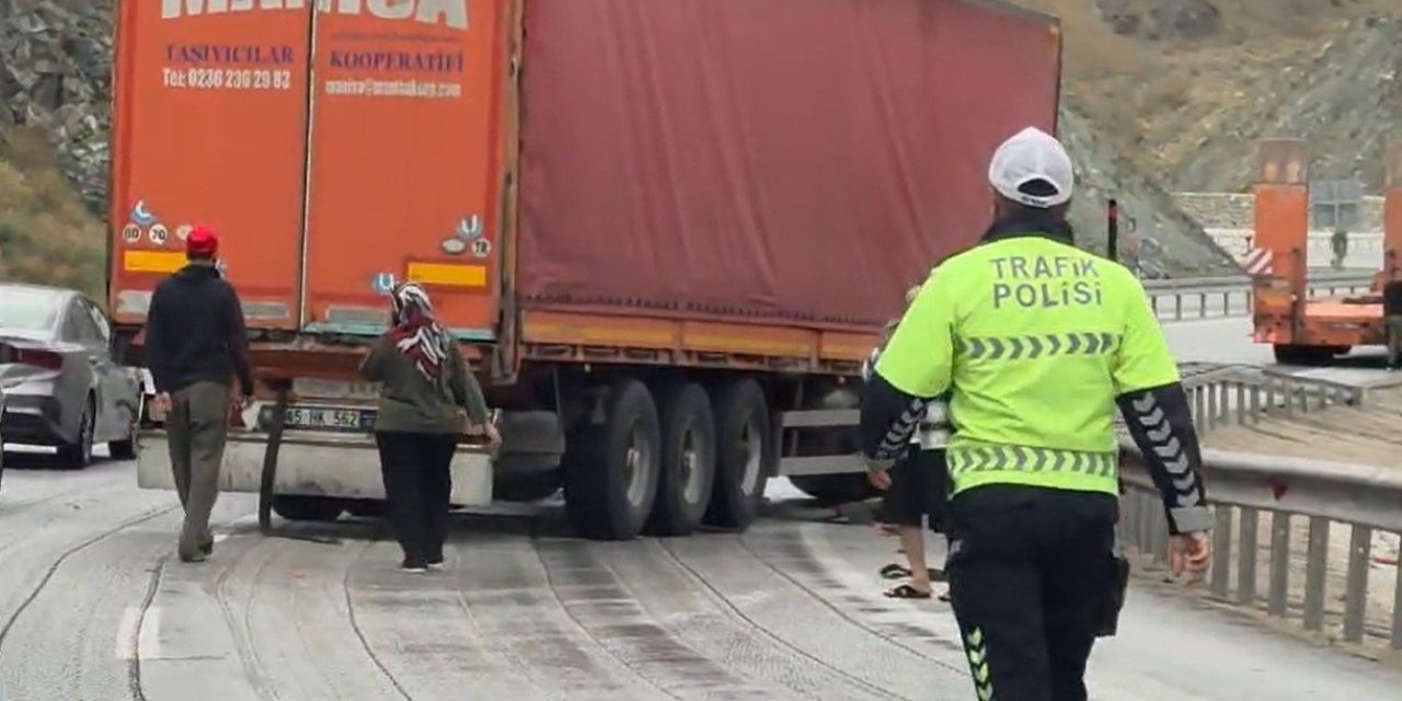 Erzincan-Sivas kara yolunda tır bariyere çarptı