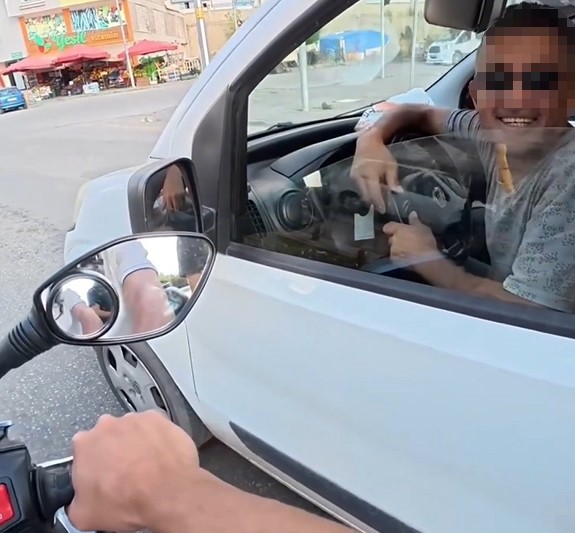Yol tartışması bu defa tebessümle sona erdi