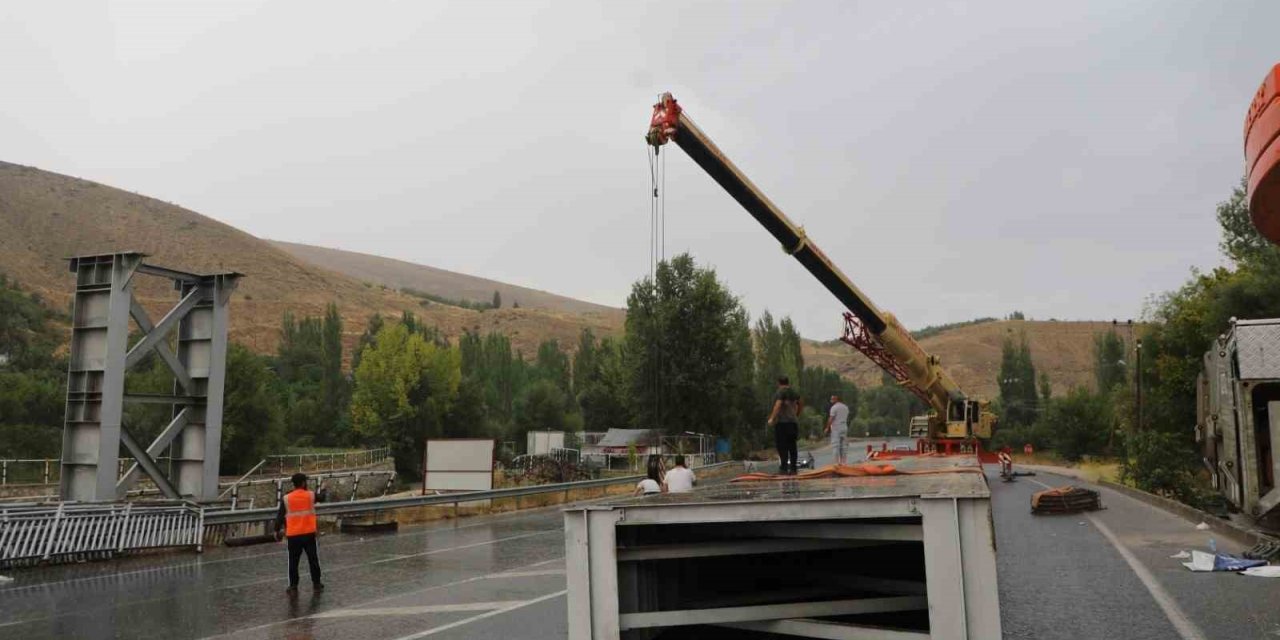 Darende’de Nadir Üst Geçidi sökülerek kaldırıldı