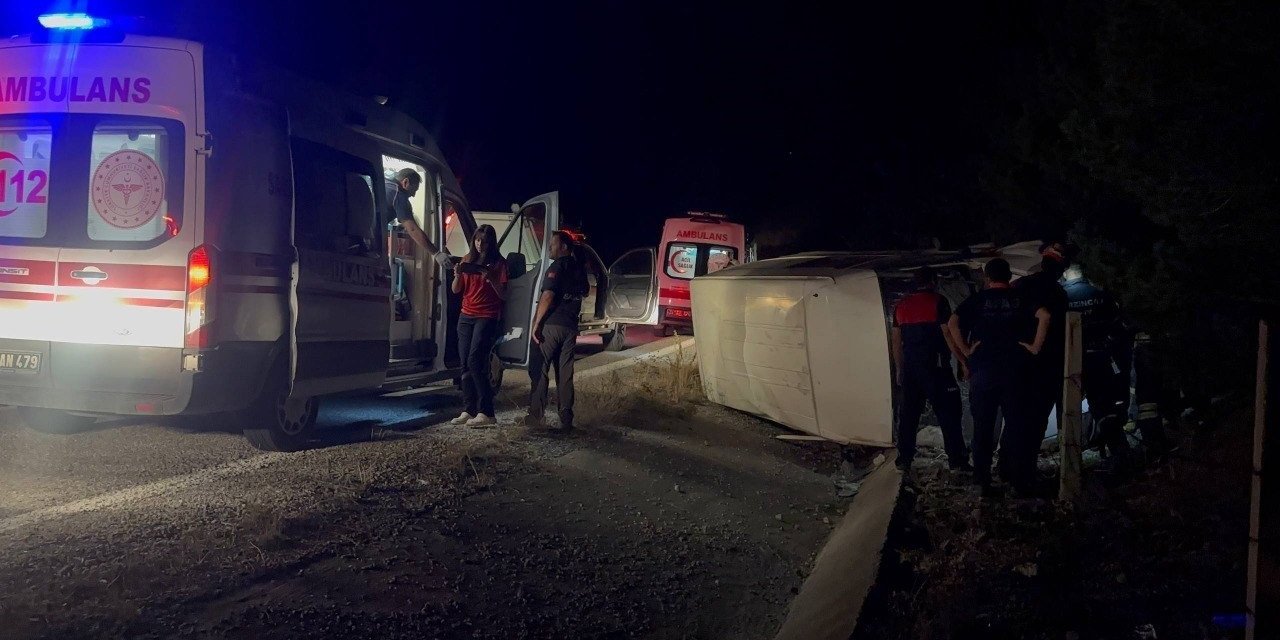 Erzincan’da bal yüklü minibüs devrildi: 3 yaralı