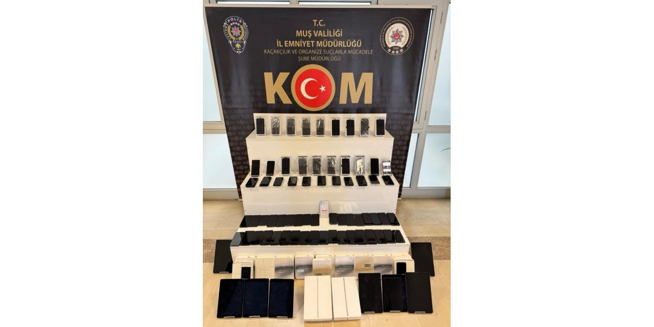 Muş’ta kaçakçılık operasyonu: 98 adet cep telefonu, 11 adet tablet ve 20 kilo nargile tütünü ele geçirildi