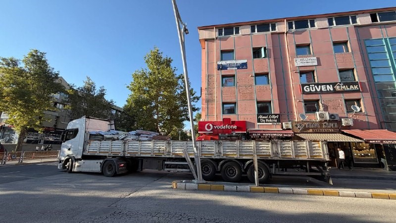 Erzincan’da tırın dorsesi aydınlatma direğine çarptı
