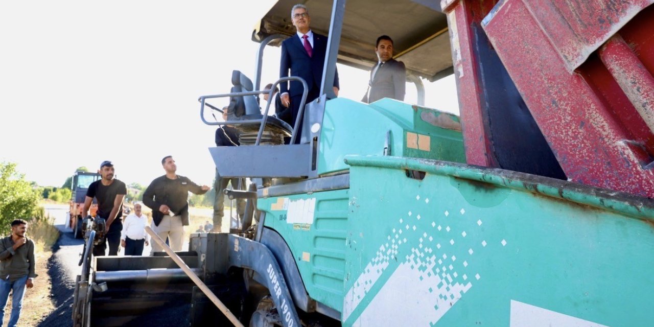 Bingöl’ün köy yollarında sıcak asfalt çalışması sürüyor