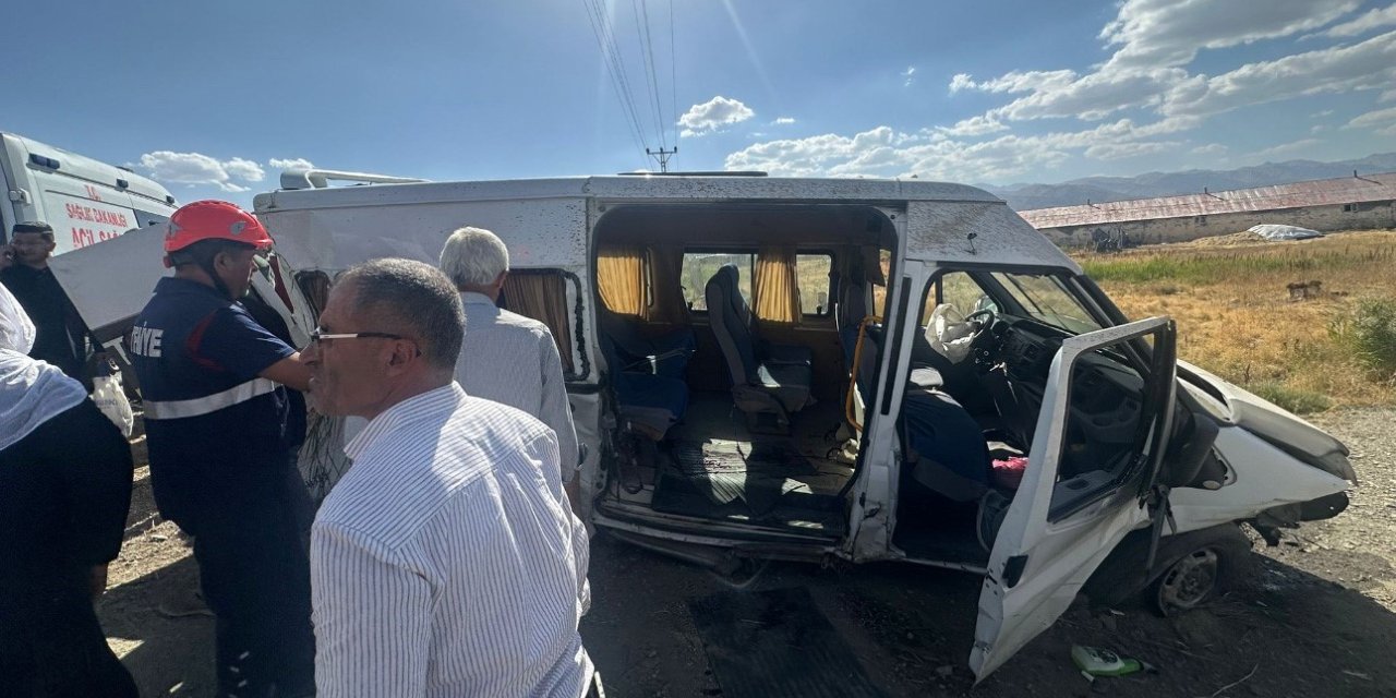 Yüksekova’da minibüs, kapağı açık bırakılan rögar çukuruna çarptı: 6 yaralı