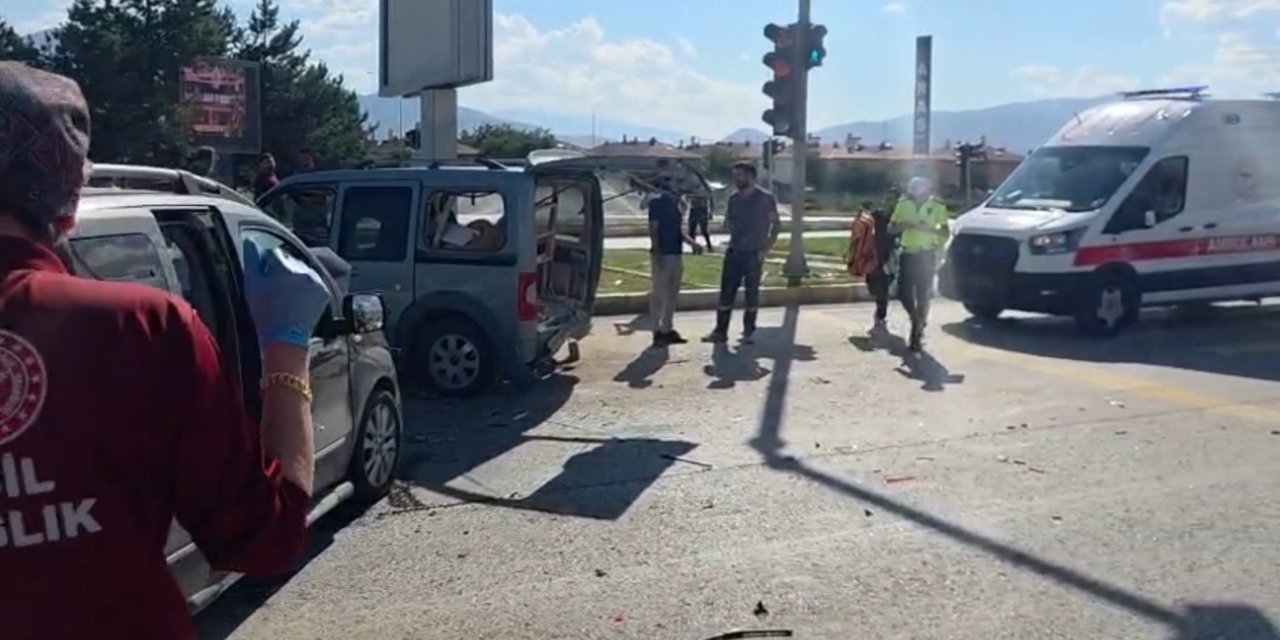 Erzincan’da iki otomobilin çarpıştığı kazada 4 kişi yaralandı