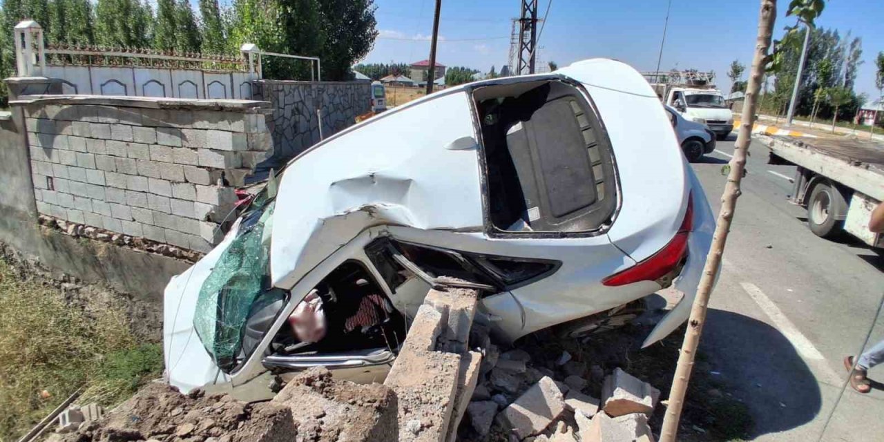 Ağrı’da iki aracın karıştığı feci kazada 4 kişi yaralandı
