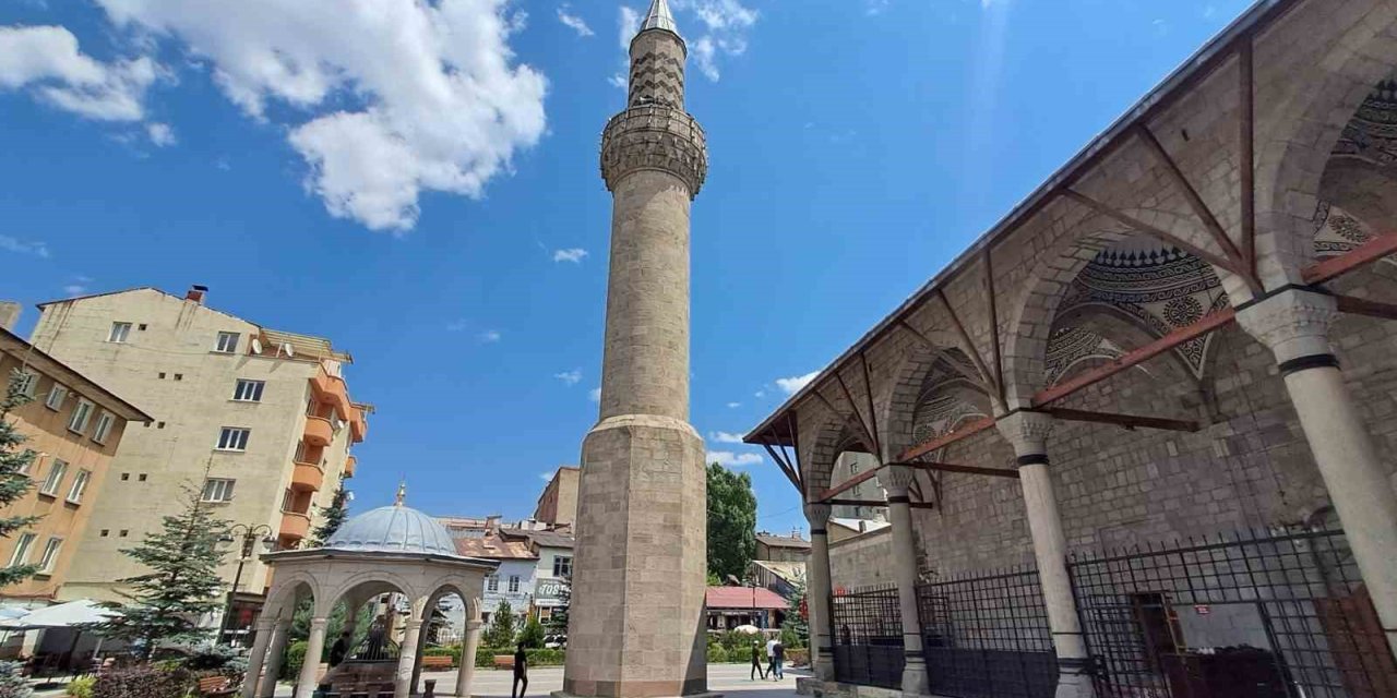 Önce minare yapıldı, cami sonradan eklendi