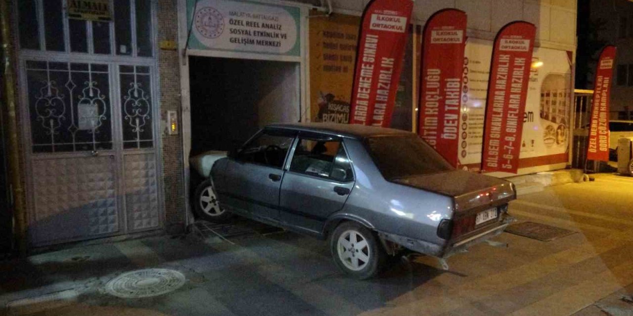 Malatya’da kontrolden çıkan otomobil dershaneye girdi