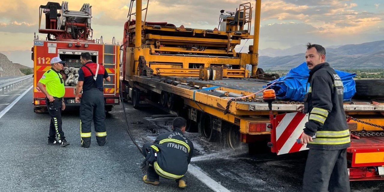 Erzincan’da seyir halindeki tırın dorsesi yandı