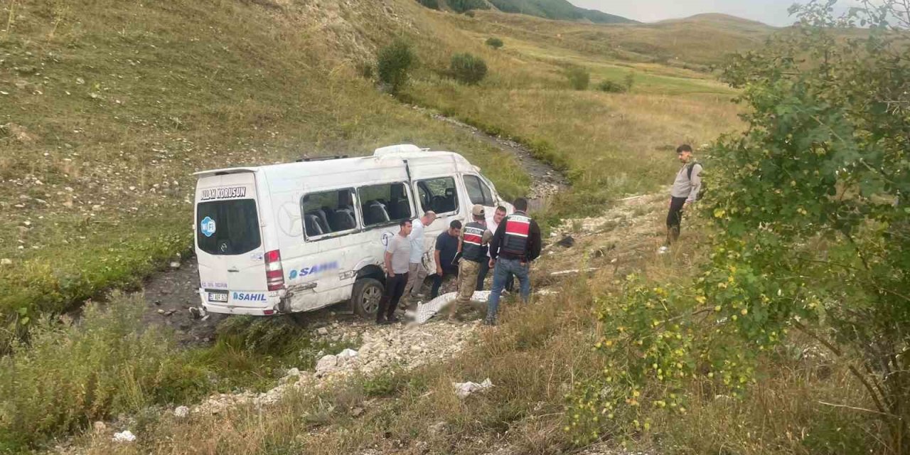 İspir’de yolcu minibüsü şarampole devrildi: 3 yaralı