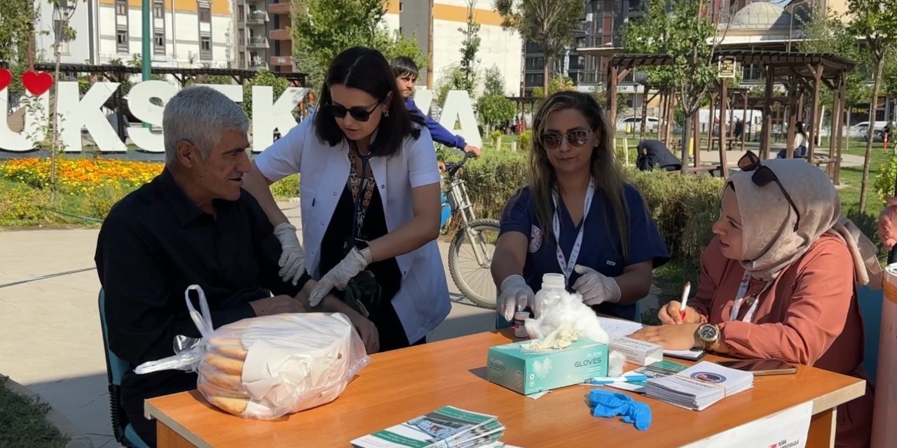 Yüksekova’da parkta sağlık molası: Vatandaşlar tansiyon ve şeker ölçümü için akın etti