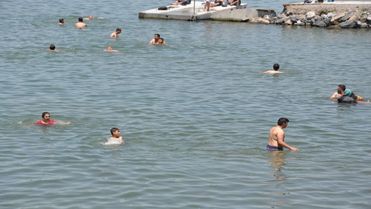 Kars’ta termometreler 30 dereceyi gösterince Çıldır Gölüne girdiler