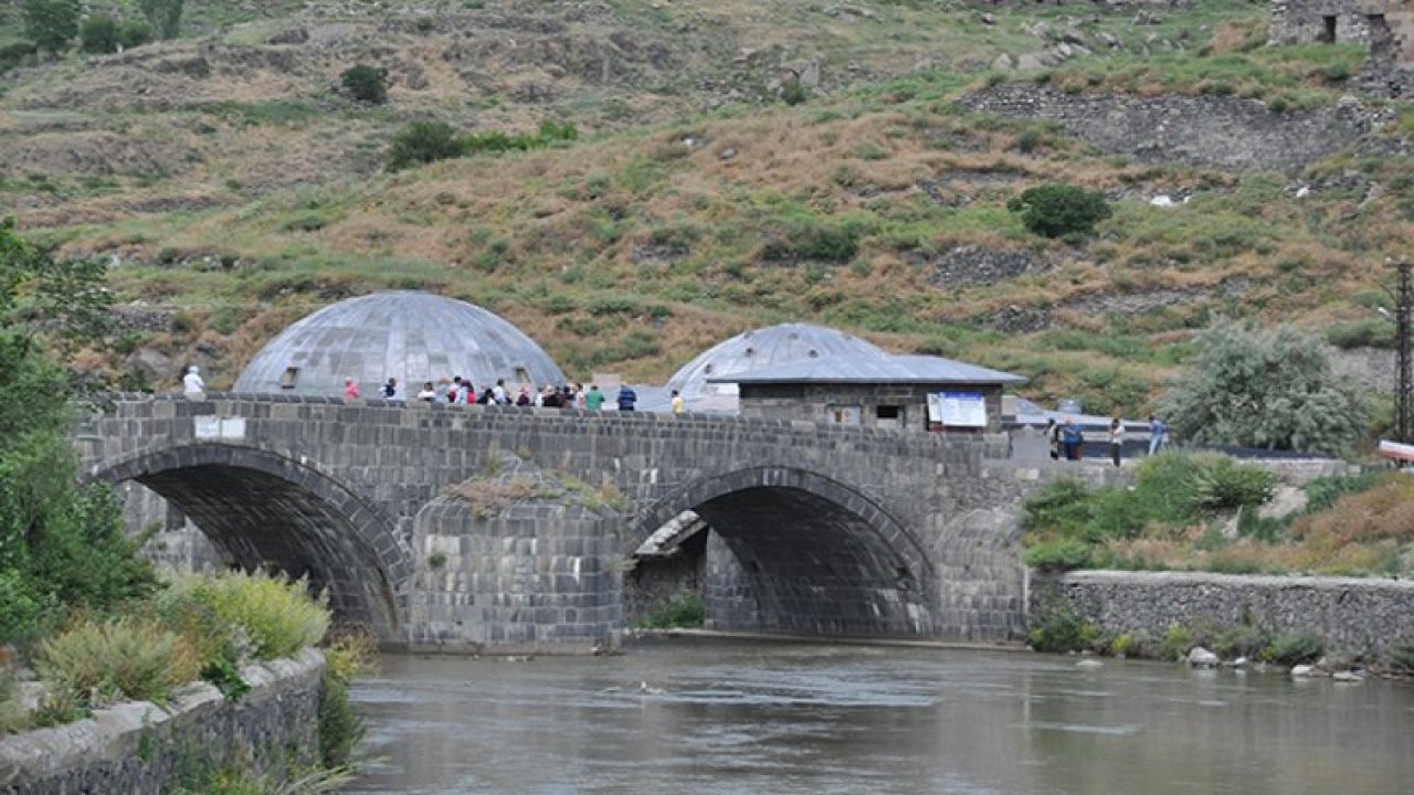 Havalar ısındı, Kars Çayı etrafa pis koku yaymaya başladı