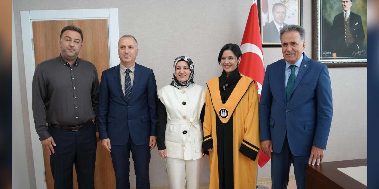 İnönü Üniversitesinde iki akademisyene cübbe giydirildi