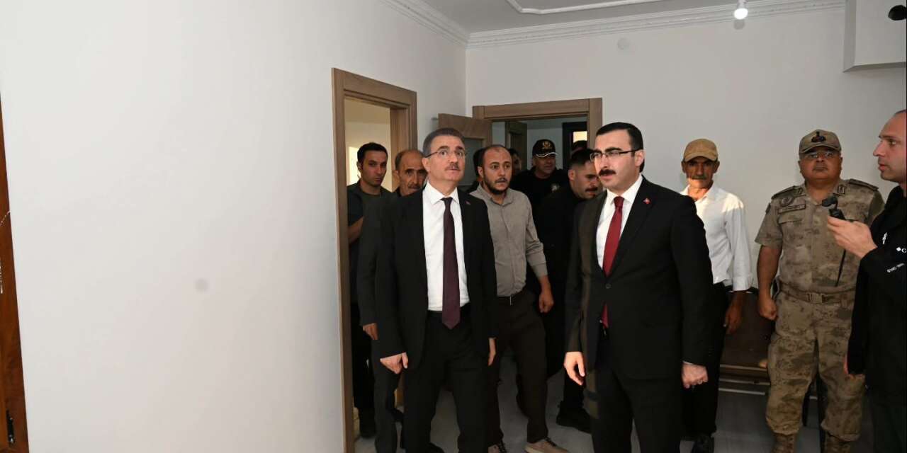 Vali Baruş, Çat’ta yapımı tamamlanan deprem konutlarını yerinde inceledi