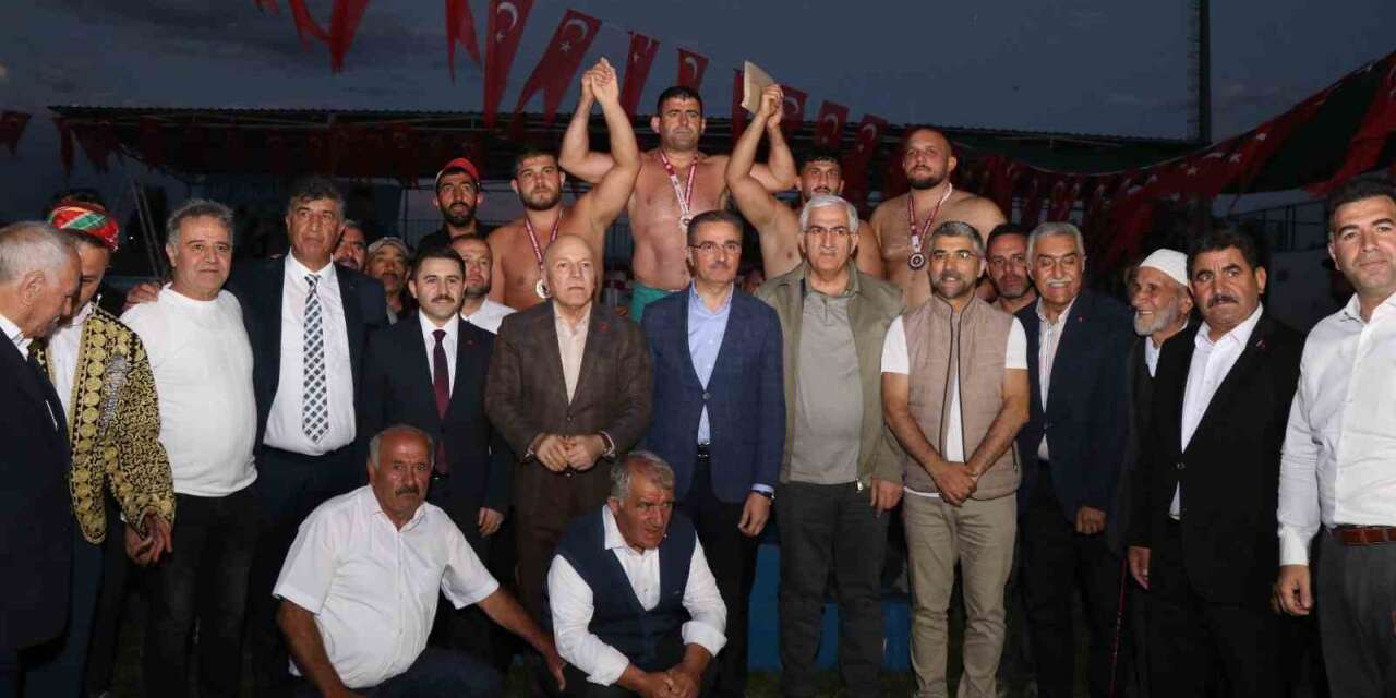 Uluslararası Büyük Pasinler Karakucak Güreşleri’nde şampiyon Kenan Gör