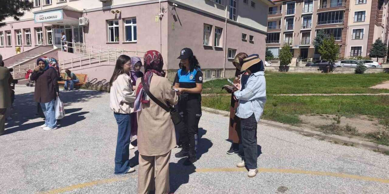 Polisten öğrenci velilerine yeni eğitim yılında güvenlik bilgilendirmesi